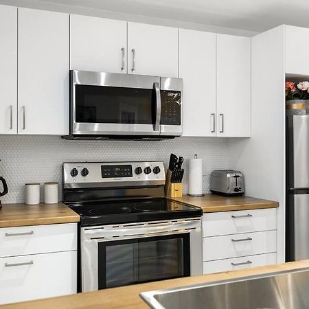 Beautiful 1 Bedroom Apartment - Private Entrance Moncton Eksteriør bilde