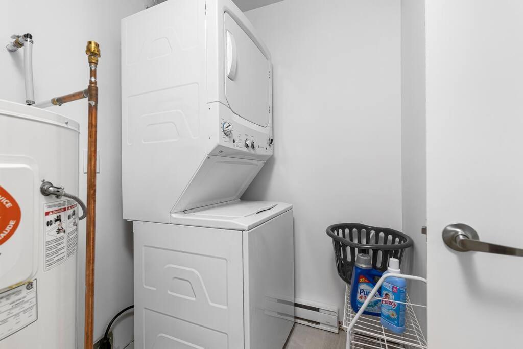 Beautiful 1 Bedroom Apartment - Private Entrance Moncton Eksteriør bilde