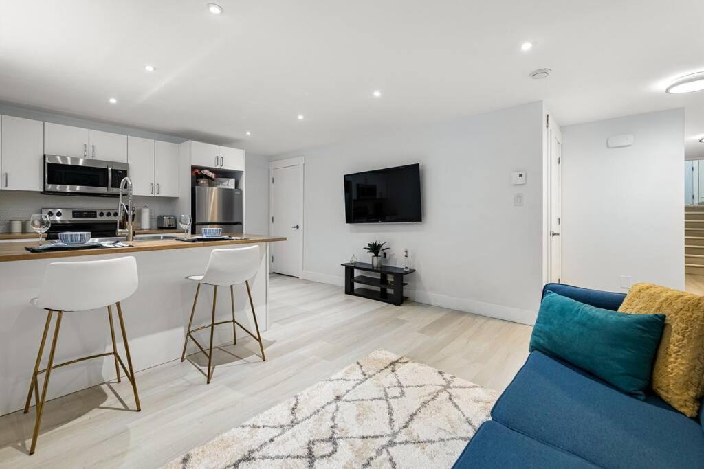 Beautiful 1 Bedroom Apartment - Private Entrance Moncton Eksteriør bilde