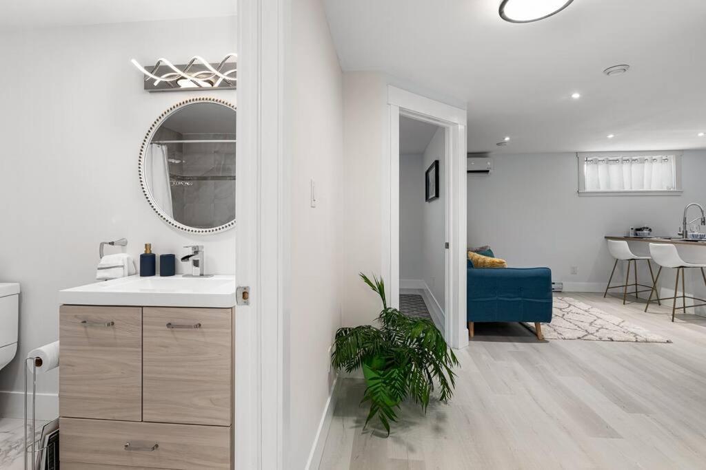 Beautiful 1 Bedroom Apartment - Private Entrance Moncton Eksteriør bilde