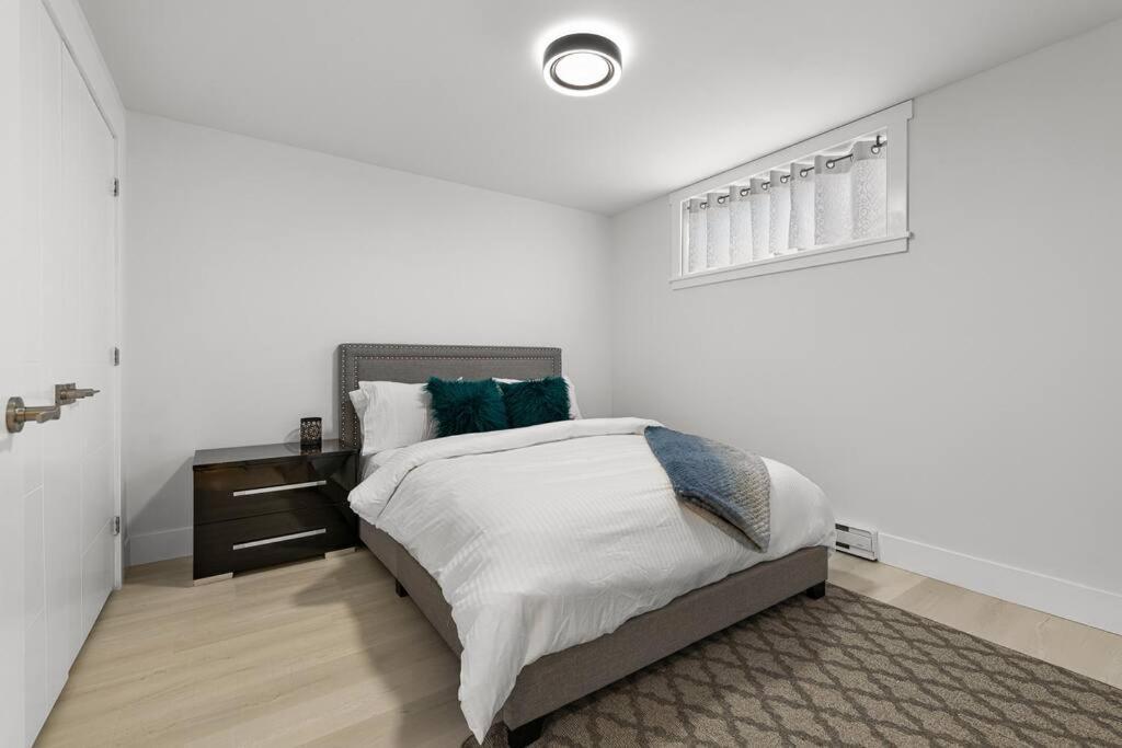 Beautiful 1 Bedroom Apartment - Private Entrance Moncton Eksteriør bilde