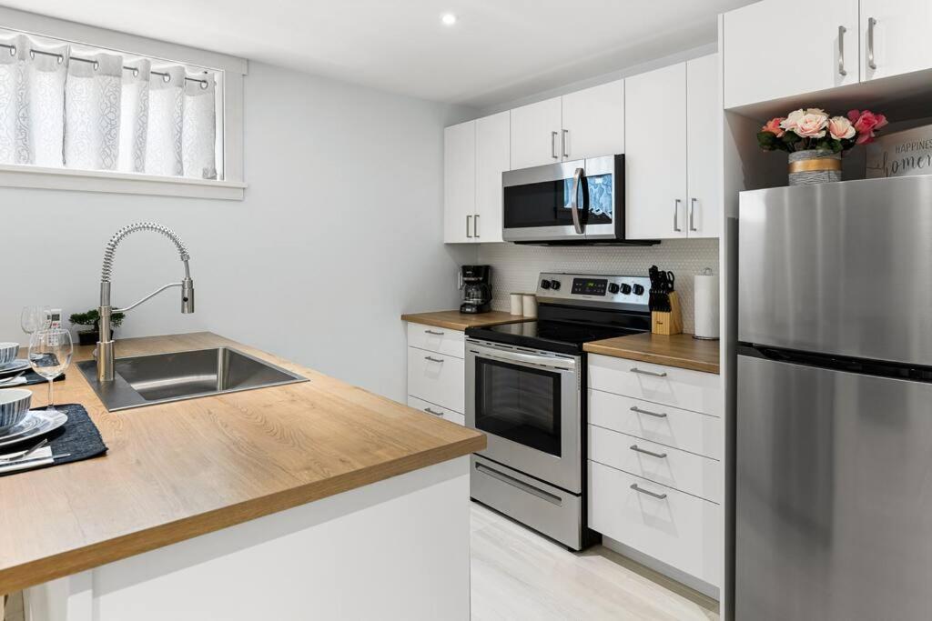 Beautiful 1 Bedroom Apartment - Private Entrance Moncton Eksteriør bilde