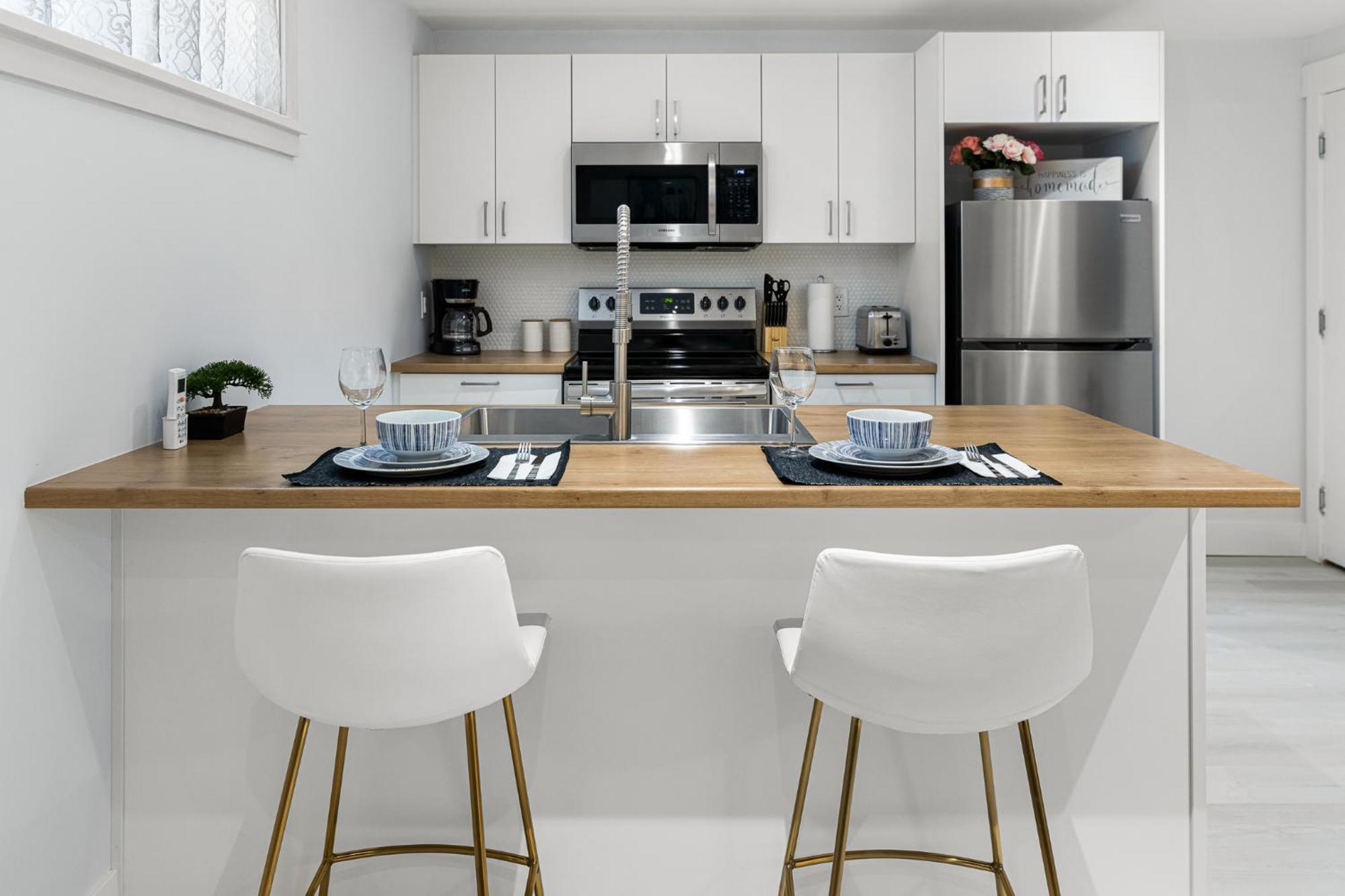 Beautiful 1 Bedroom Apartment - Private Entrance Moncton Eksteriør bilde